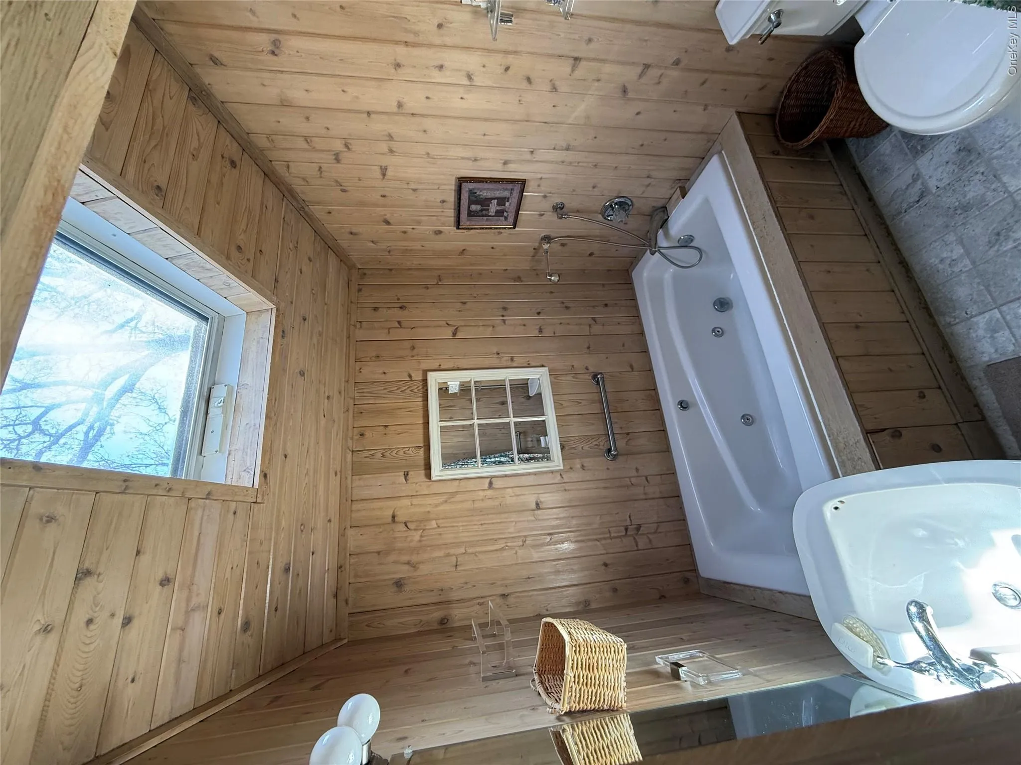 Hall bath 2nd Floor with spa tub Hall bath 2nd Floor with spa tub