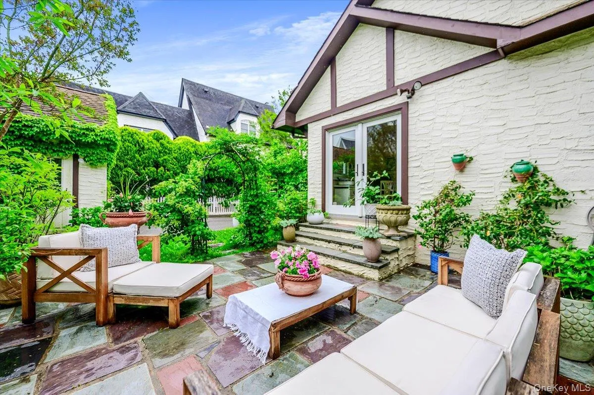 11 De Mott Avenue, Hempstead, NY, 3 Bedrooms Bedrooms, 8 Rooms Rooms,2 BathroomsBathrooms,Residential,For Rent,De Mott,0,1003423 11 De Mott Avenue, Hempstead, NY, 3 Bedrooms Bedrooms, 8 Rooms Rooms,2 BathroomsBathrooms,Residential,For Rent,De Mott,0,1003423