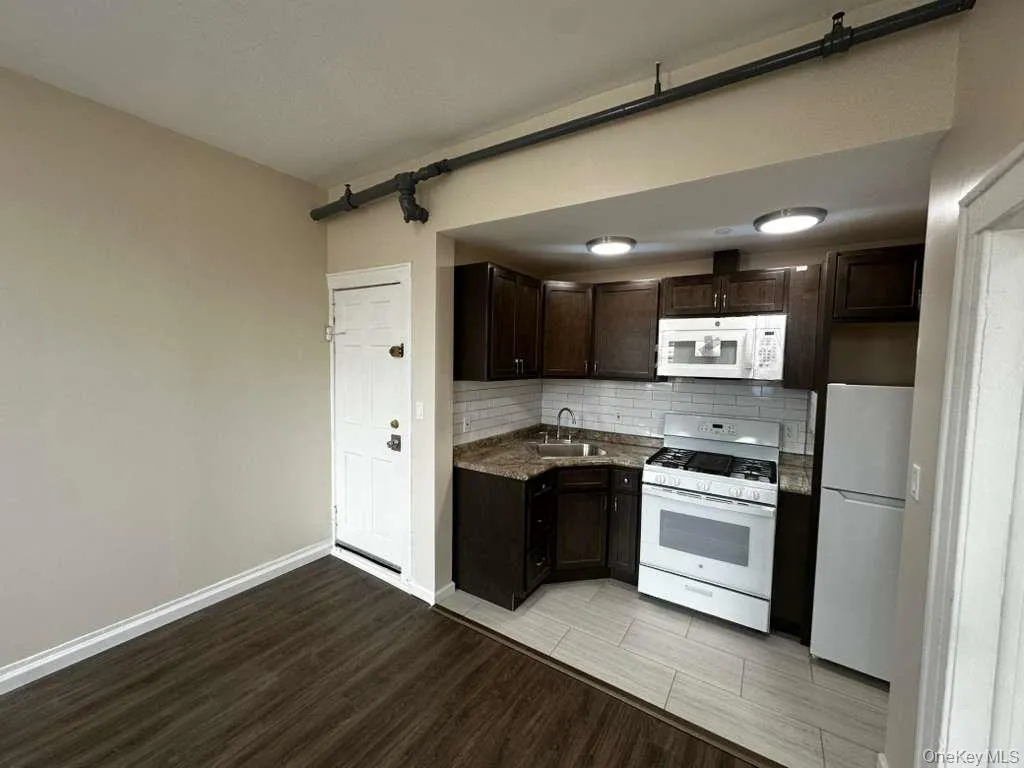 21226 Jamaica Avenue, New York, NY, 1 Bedroom Bedrooms, 3 Rooms Rooms,1 BathroomBathrooms,Residential Lease,For Rent,Jamaica,0,1003439 21226 Jamaica Avenue, New York, NY, 1 Bedroom Bedrooms, 3 Rooms Rooms,1 BathroomBathrooms,Residential Lease,For Rent,Jamaica,0,1003439
