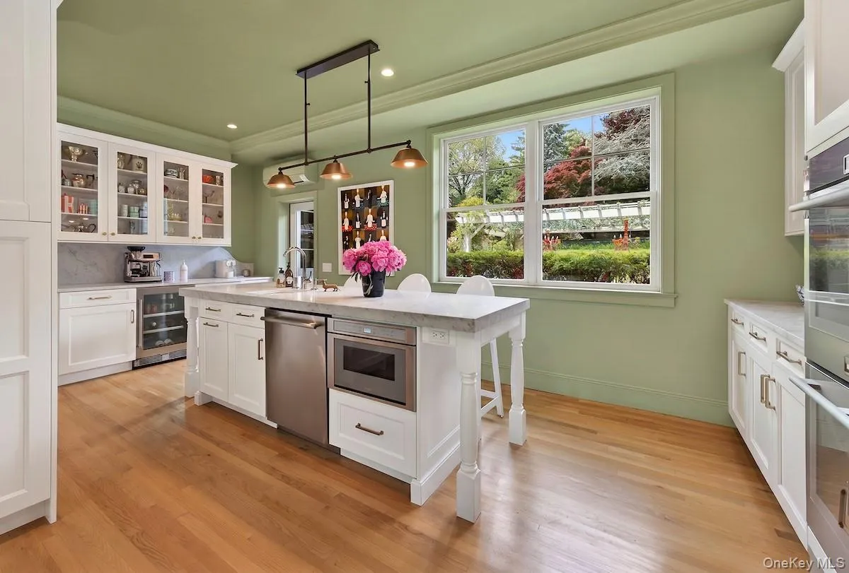 Kitchen with spacious 6-seater island, wine fridge and 2 sinks Kitchen with spacious 6-seater island, wine fridge and 2 sinks