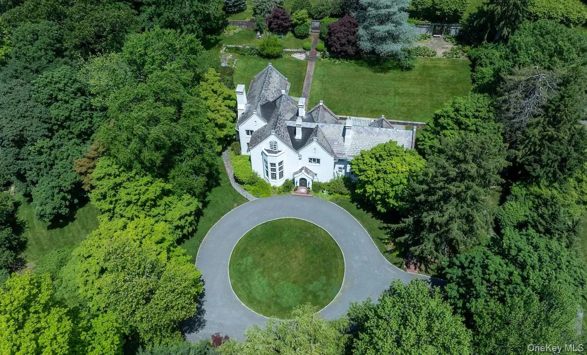 Impeccable construction, gracious layout and idyllic landscaping Impeccable construction, gracious layout and idyllic landscaping