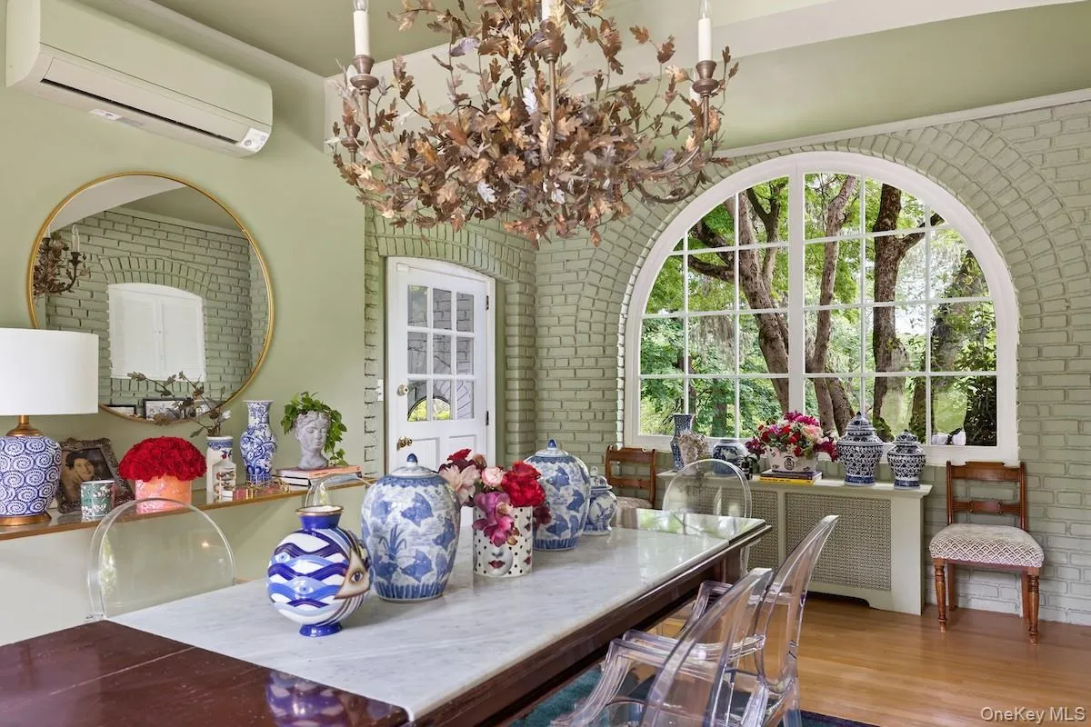 Cheerful breakfast room with arched window and door to terrace Cheerful breakfast room with arched window and door to terrace