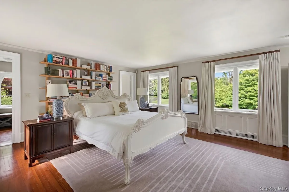 Primary bedroom suite with 2 discreet dressing rooms and backyard vistas Primary bedroom suite with 2 discreet dressing rooms and backyard vistas