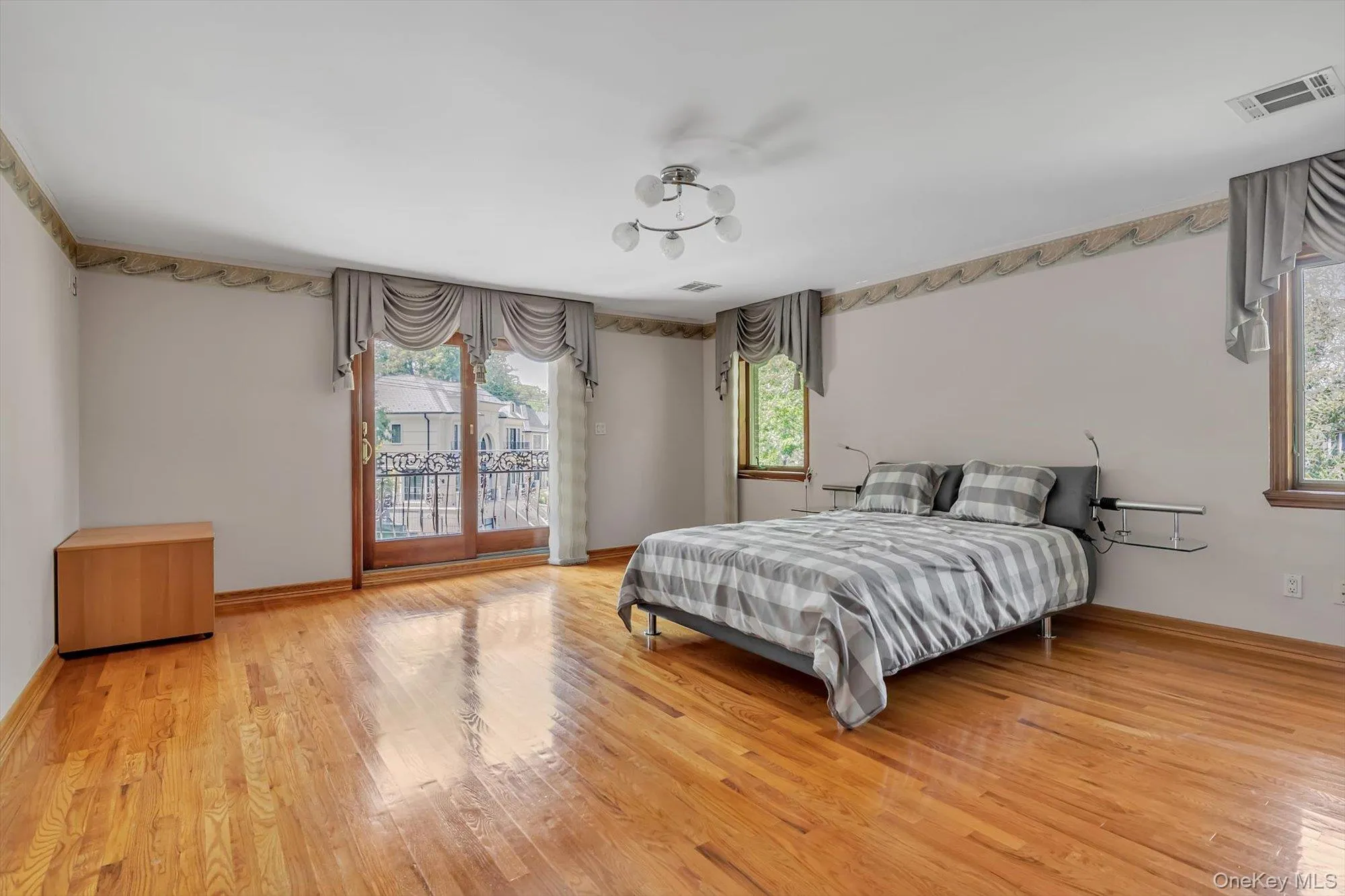 18042 Aberdeen Road, New York, NY, 3 Bedrooms Bedrooms, 6 Rooms Rooms,3 BathroomsBathrooms,Residential,For Rent,Aberdeen,0,1003462 18042 Aberdeen Road, New York, NY, 3 Bedrooms Bedrooms, 6 Rooms Rooms,3 BathroomsBathrooms,Residential,For Rent,Aberdeen,0,1003462