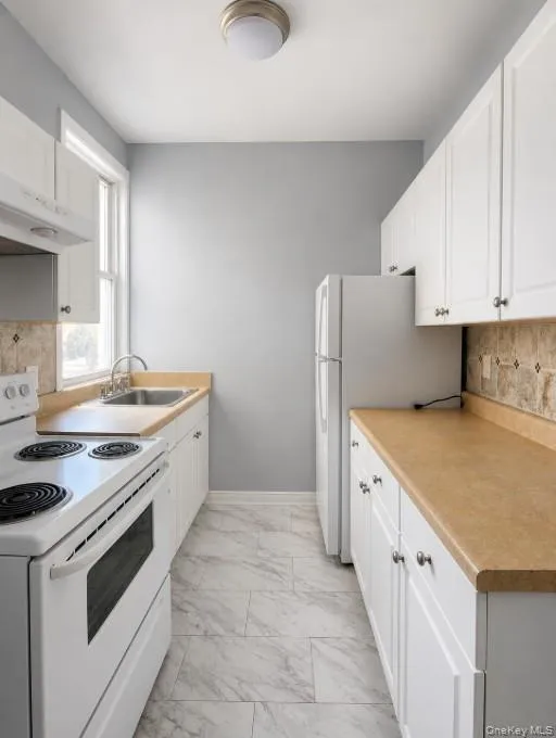 36 Hillside Avenue, North Hempstead, NY, 1 Bedroom Bedrooms, 4 Rooms Rooms,1 BathroomBathrooms,Residential Lease,For Rent,Hillside,0,1003468 36 Hillside Avenue, North Hempstead, NY, 1 Bedroom Bedrooms, 4 Rooms Rooms,1 BathroomBathrooms,Residential Lease,For Rent,Hillside,0,1003468