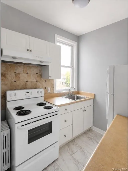 36 Hillside Avenue, North Hempstead, NY, 1 Bedroom Bedrooms, 4 Rooms Rooms,1 BathroomBathrooms,Residential Lease,For Rent,Hillside,0,1003468 36 Hillside Avenue, North Hempstead, NY, 1 Bedroom Bedrooms, 4 Rooms Rooms,1 BathroomBathrooms,Residential Lease,For Rent,Hillside,0,1003468