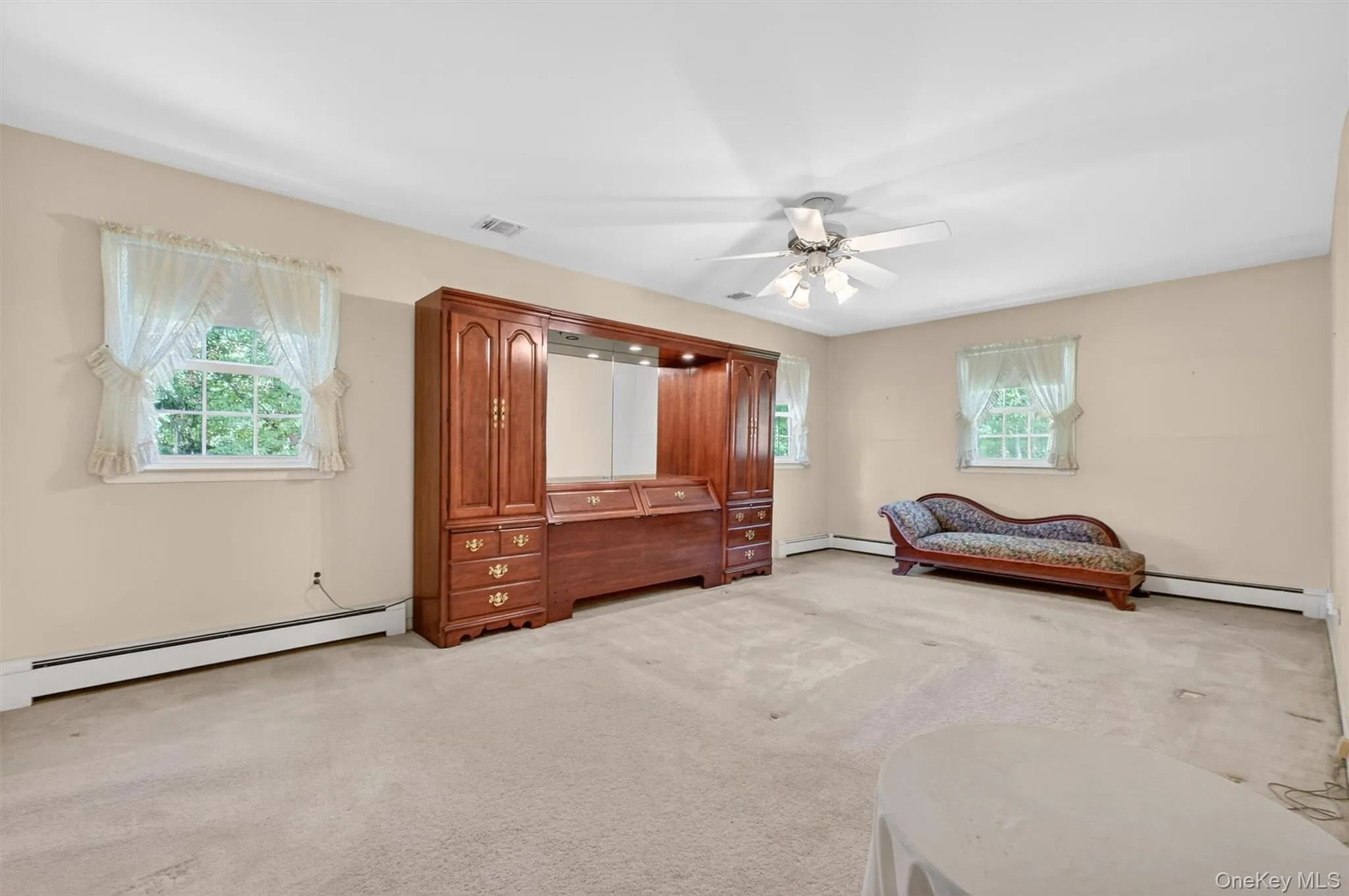 Large Primary BR with WIC & Full Bath Large Primary BR with WIC & Full Bath