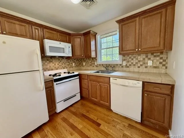 1st Floor Kitchen w/Full Size Appliances, Dishwasher, Gas Range and built-in microwave. 1st Floor Kitchen w/Full Size Appliances, Dishwasher, Gas Range and built-in microwave.