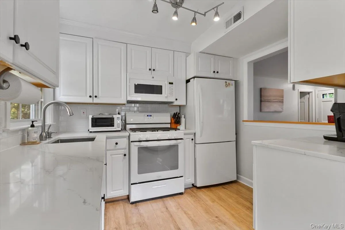 150 Parkview Place, Mount Kisco, NY, 4 Bedrooms Bedrooms, 7 Rooms Rooms,2 BathroomsBathrooms,Residential,For Rent,Parkview,0,1003500 150 Parkview Place, Mount Kisco, NY, 4 Bedrooms Bedrooms, 7 Rooms Rooms,2 BathroomsBathrooms,Residential,For Rent,Parkview,0,1003500
