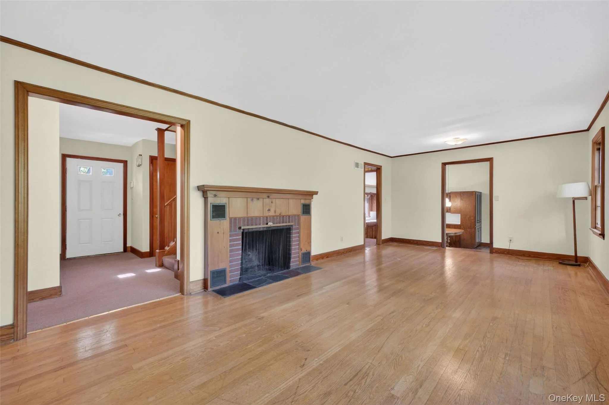 Hardwood Floors, Spacious Livingroom with Access to Kitchen Hardwood Floors, Spacious Livingroom with Access to Kitchen
