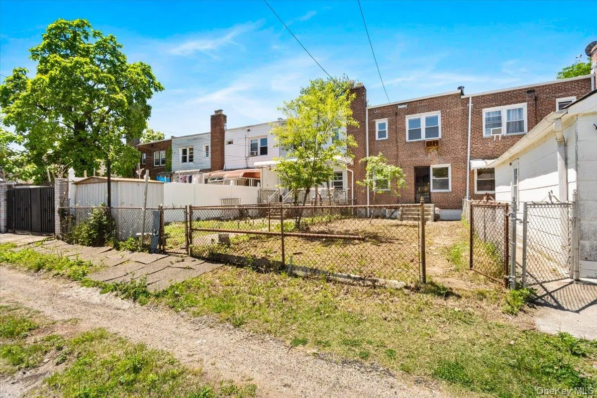 8253 251st Street, New York, NY, 3 Bedrooms Bedrooms, 6 Rooms Rooms,1 BathroomBathrooms,Residential,For Rent,251st,0,1003542 8253 251st Street, New York, NY, 3 Bedrooms Bedrooms, 6 Rooms Rooms,1 BathroomBathrooms,Residential,For Rent,251st,0,1003542