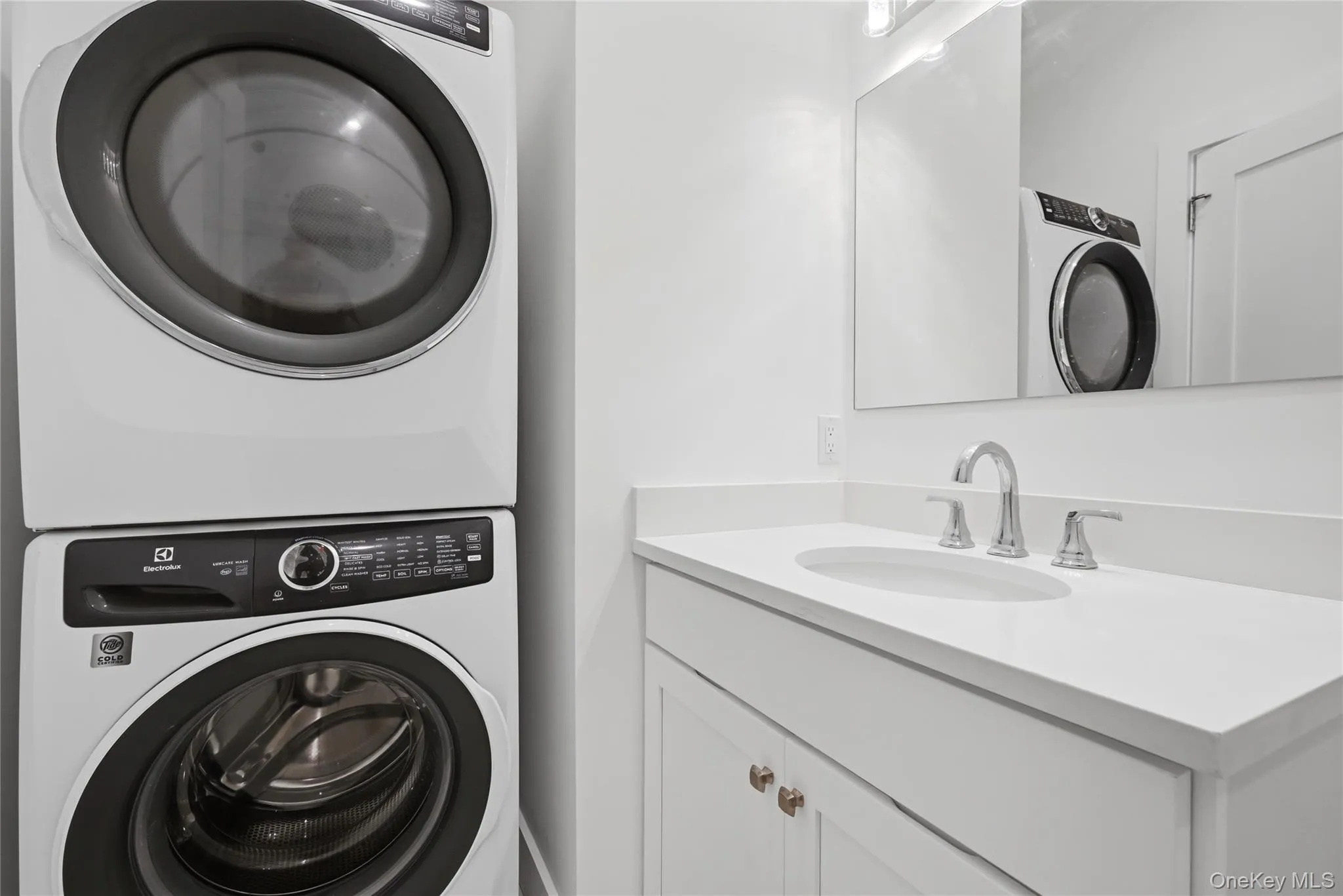 19 Montauk Highway, Southampton, NY, 2 Bedrooms Bedrooms, 5 Rooms Rooms,2 BathroomsBathrooms,Residential,For Rent,Montauk,0,1003552 19 Montauk Highway, Southampton, NY, 2 Bedrooms Bedrooms, 5 Rooms Rooms,2 BathroomsBathrooms,Residential,For Rent,Montauk,0,1003552