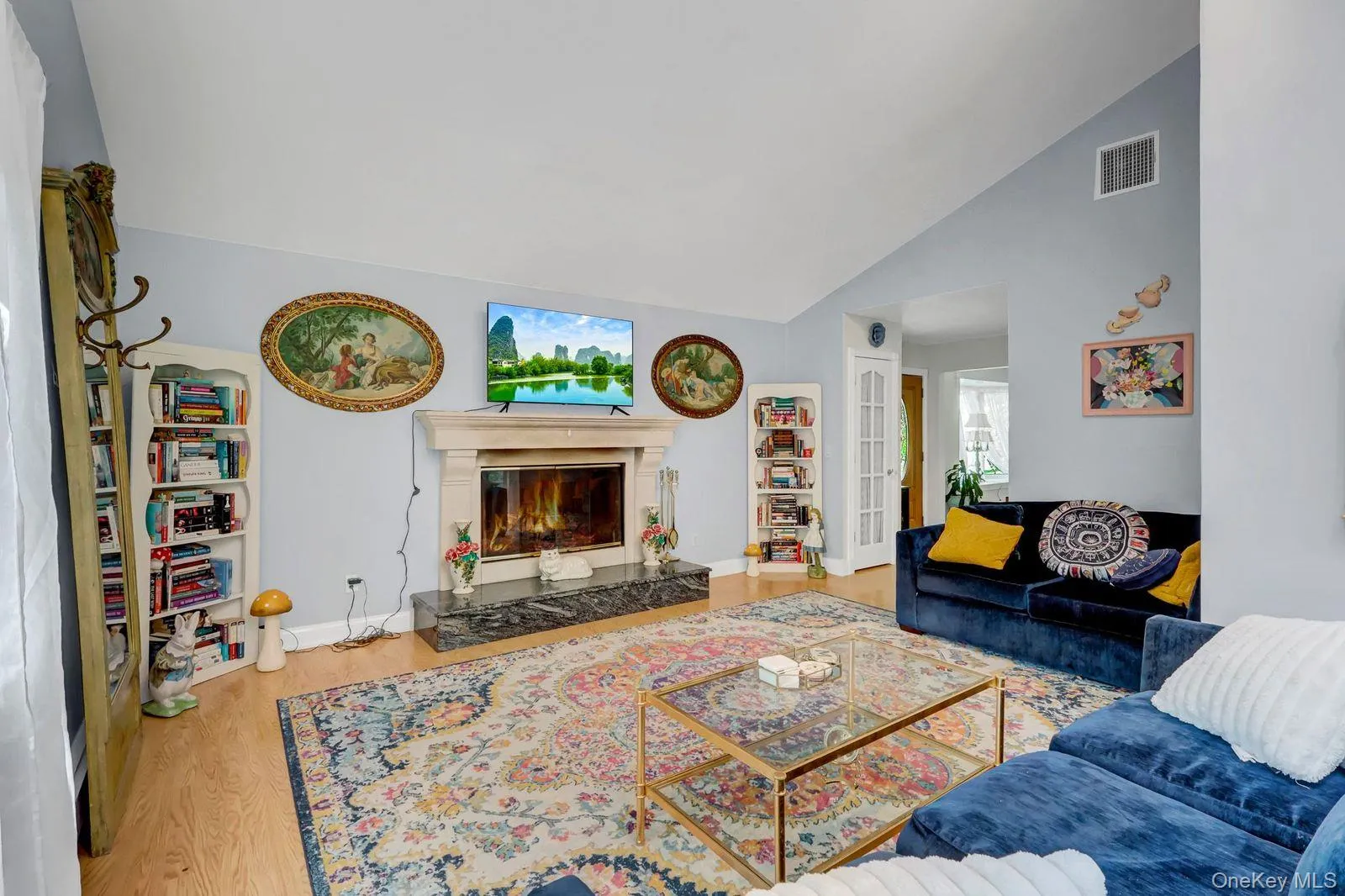 Livingroom with Gas Fireplace Livingroom with Gas Fireplace