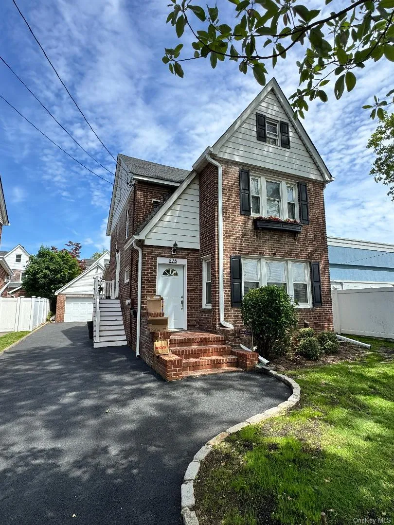576 Liberty Avenue, North Hempstead, NY, 3 Bedrooms Bedrooms, 5 Rooms Rooms,1 BathroomBathrooms,Residential Lease,For Rent,Liberty,0,1003607 576 Liberty Avenue, North Hempstead, NY, 3 Bedrooms Bedrooms, 5 Rooms Rooms,1 BathroomBathrooms,Residential Lease,For Rent,Liberty,0,1003607