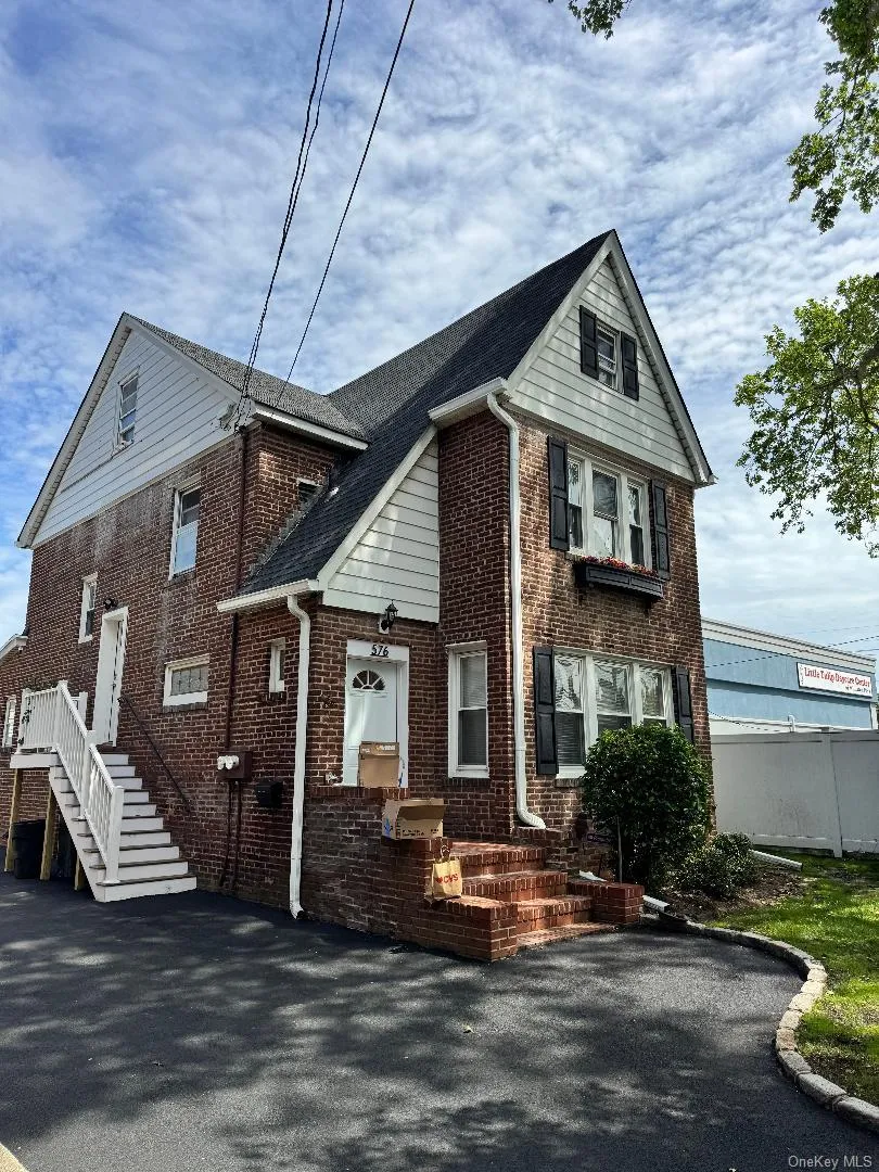 576 Liberty Avenue, North Hempstead, NY, 3 Bedrooms Bedrooms, 5 Rooms Rooms,1 BathroomBathrooms,Residential Lease,For Rent,Liberty,0,1003607 576 Liberty Avenue, North Hempstead, NY, 3 Bedrooms Bedrooms, 5 Rooms Rooms,1 BathroomBathrooms,Residential Lease,For Rent,Liberty,0,1003607