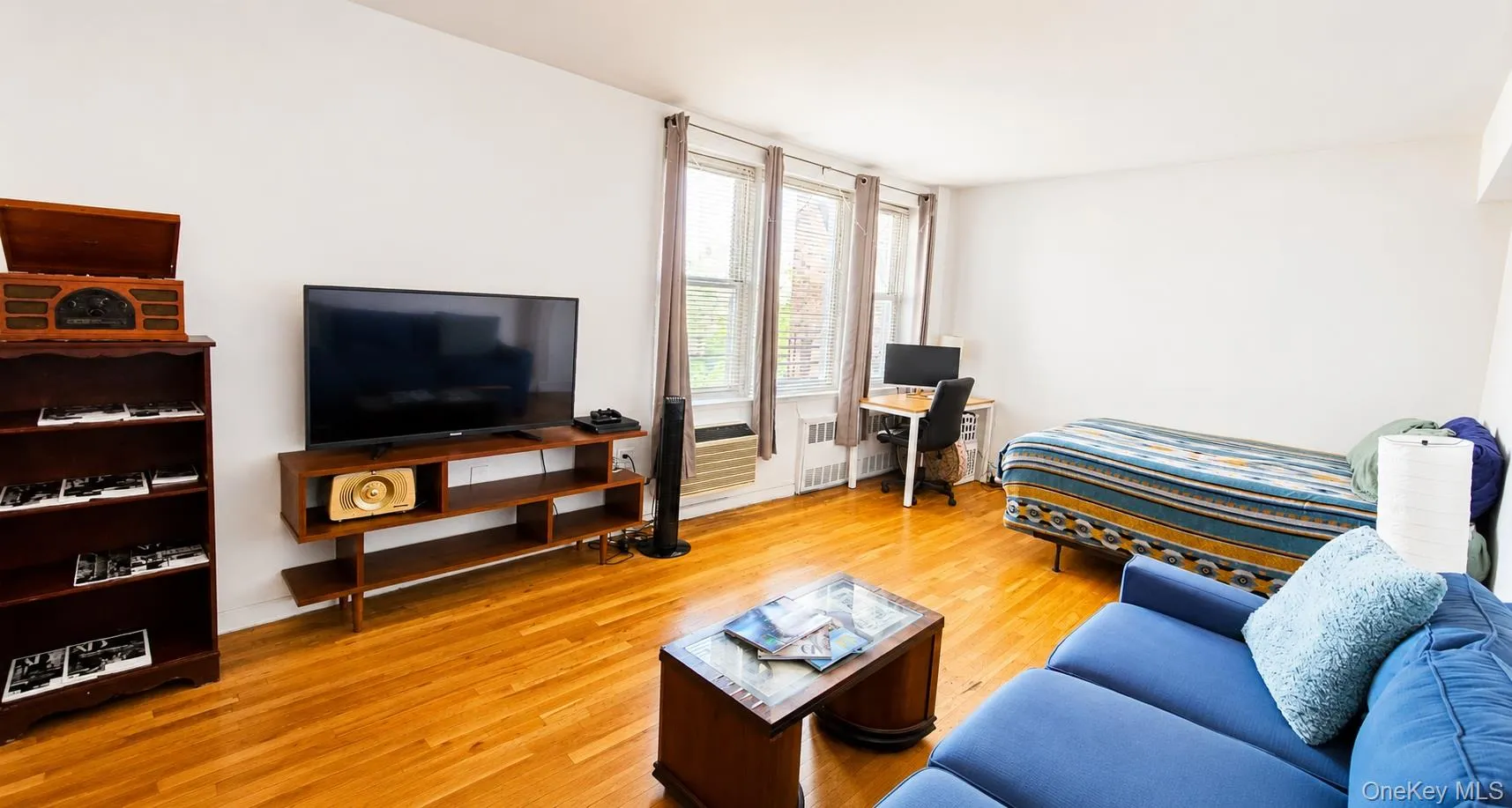 Bright Studio facing SouthEast with treetop views Bright Studio facing SouthEast with treetop views