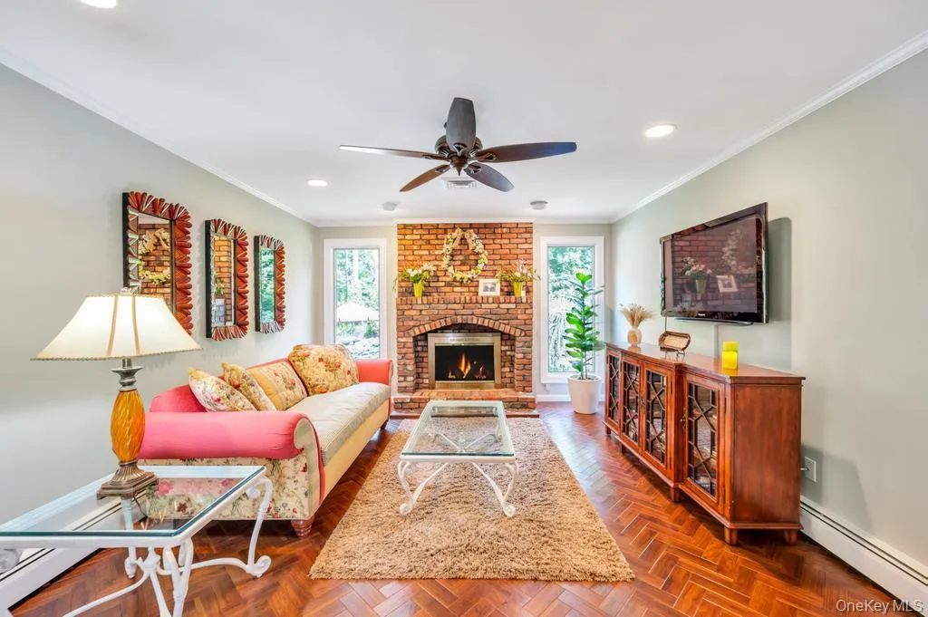 With Fireplace With Fireplace