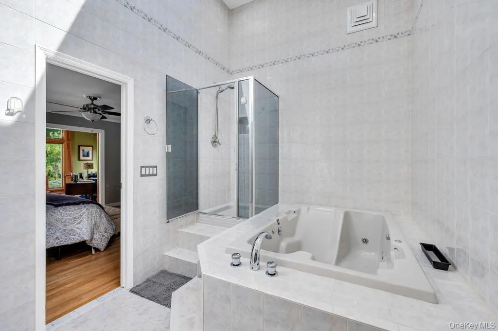 Walk-n-shower and Whirlpool Bathtub Walk-n-shower and Whirlpool Bathtub