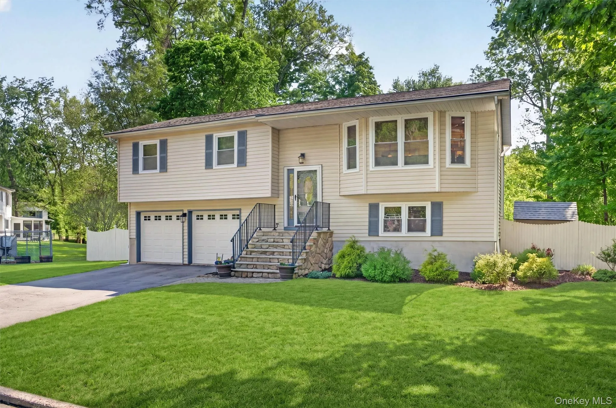Three bedrooms two and half baths with a fully fenced in yard. Three bedrooms two and half baths with a fully fenced in yard.