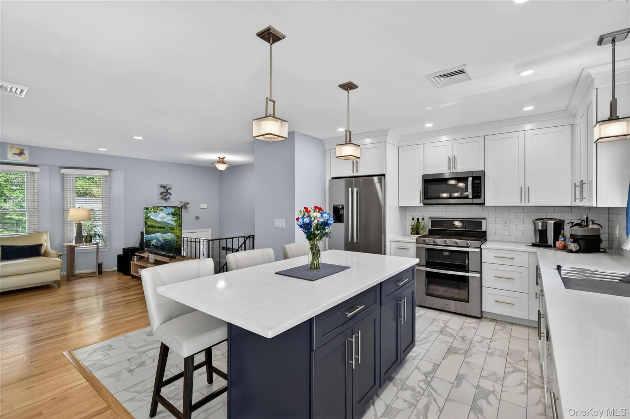 All appliances stay. The double oven is great for large dinners. All appliances stay. The double oven is great for large dinners.