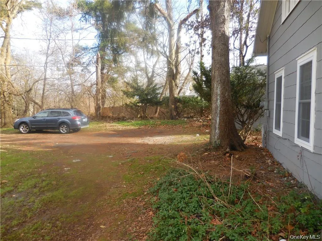 View of the parking area. View of the parking area.