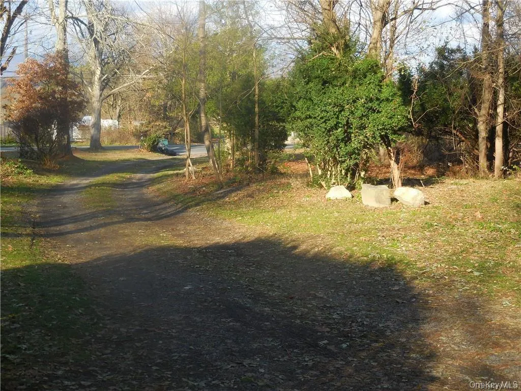 Driveway from main road to the house. Driveway from main road to the house.