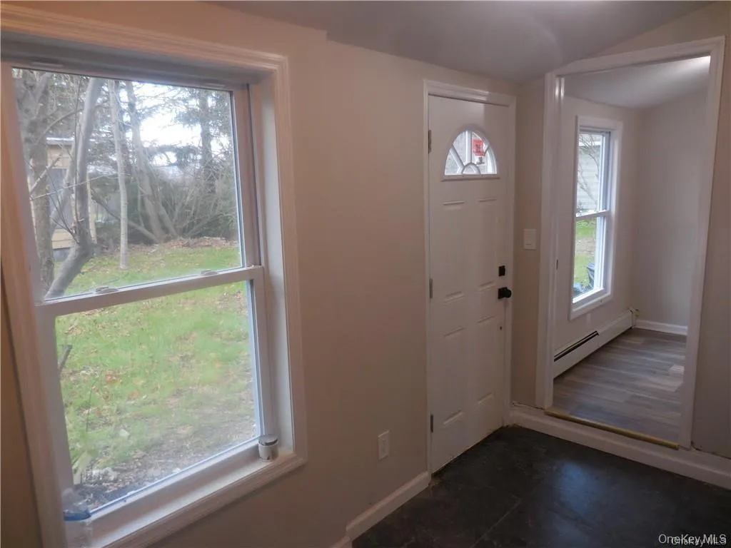 Foyer with view of the entrance to the living room. Foyer with view of the entrance to the living room.