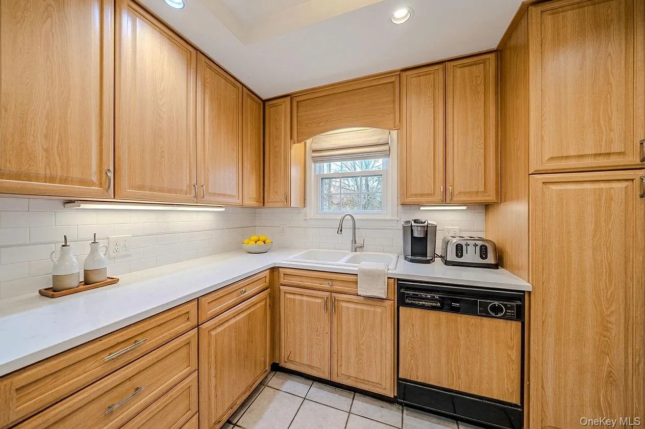 2802 Miles Avenue, New York, NY, 3 Bedrooms Bedrooms, 4 Rooms Rooms,2 BathroomsBathrooms,Residential,For Rent,Miles,0,1003681 2802 Miles Avenue, New York, NY, 3 Bedrooms Bedrooms, 4 Rooms Rooms,2 BathroomsBathrooms,Residential,For Rent,Miles,0,1003681