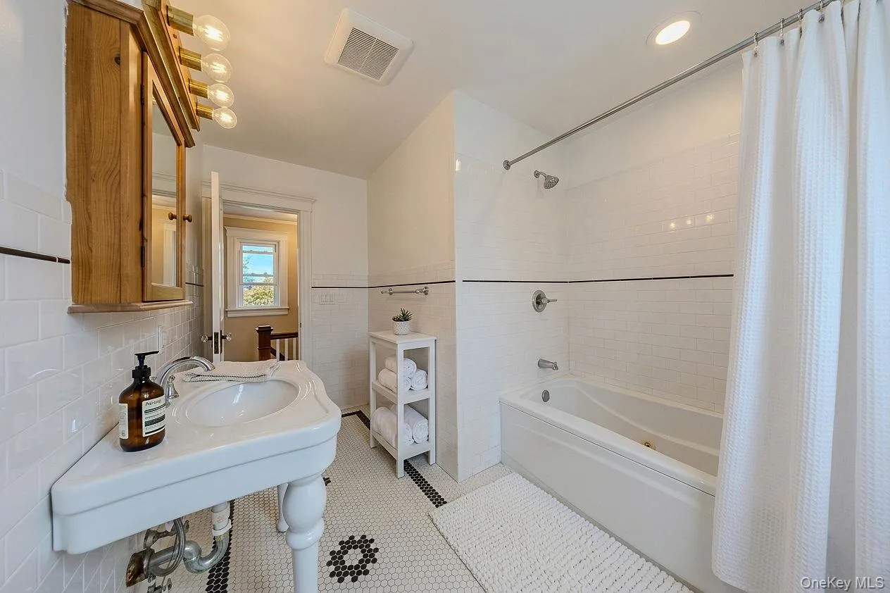 2802 Miles Avenue, New York, NY, 3 Bedrooms Bedrooms, 4 Rooms Rooms,2 BathroomsBathrooms,Residential,For Rent,Miles,0,1003681 2802 Miles Avenue, New York, NY, 3 Bedrooms Bedrooms, 4 Rooms Rooms,2 BathroomsBathrooms,Residential,For Rent,Miles,0,1003681