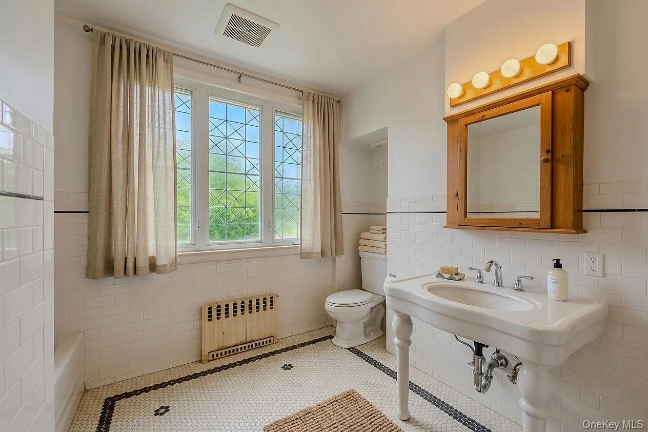 2802 Miles Avenue, New York, NY, 3 Bedrooms Bedrooms, 4 Rooms Rooms,2 BathroomsBathrooms,Residential,For Rent,Miles,0,1003681 2802 Miles Avenue, New York, NY, 3 Bedrooms Bedrooms, 4 Rooms Rooms,2 BathroomsBathrooms,Residential,For Rent,Miles,0,1003681