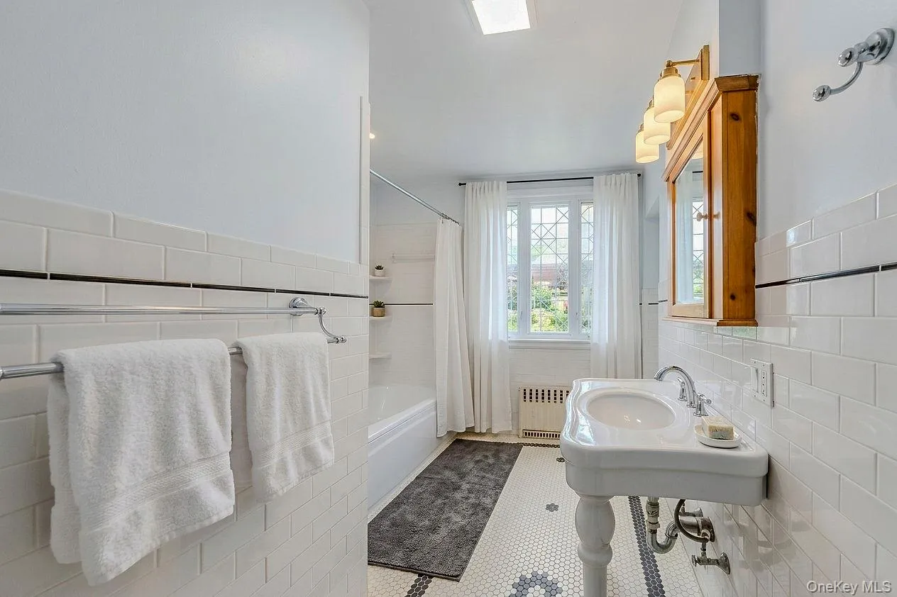 2802 Miles Avenue, New York, NY, 3 Bedrooms Bedrooms, 4 Rooms Rooms,2 BathroomsBathrooms,Residential,For Rent,Miles,0,1003681 2802 Miles Avenue, New York, NY, 3 Bedrooms Bedrooms, 4 Rooms Rooms,2 BathroomsBathrooms,Residential,For Rent,Miles,0,1003681