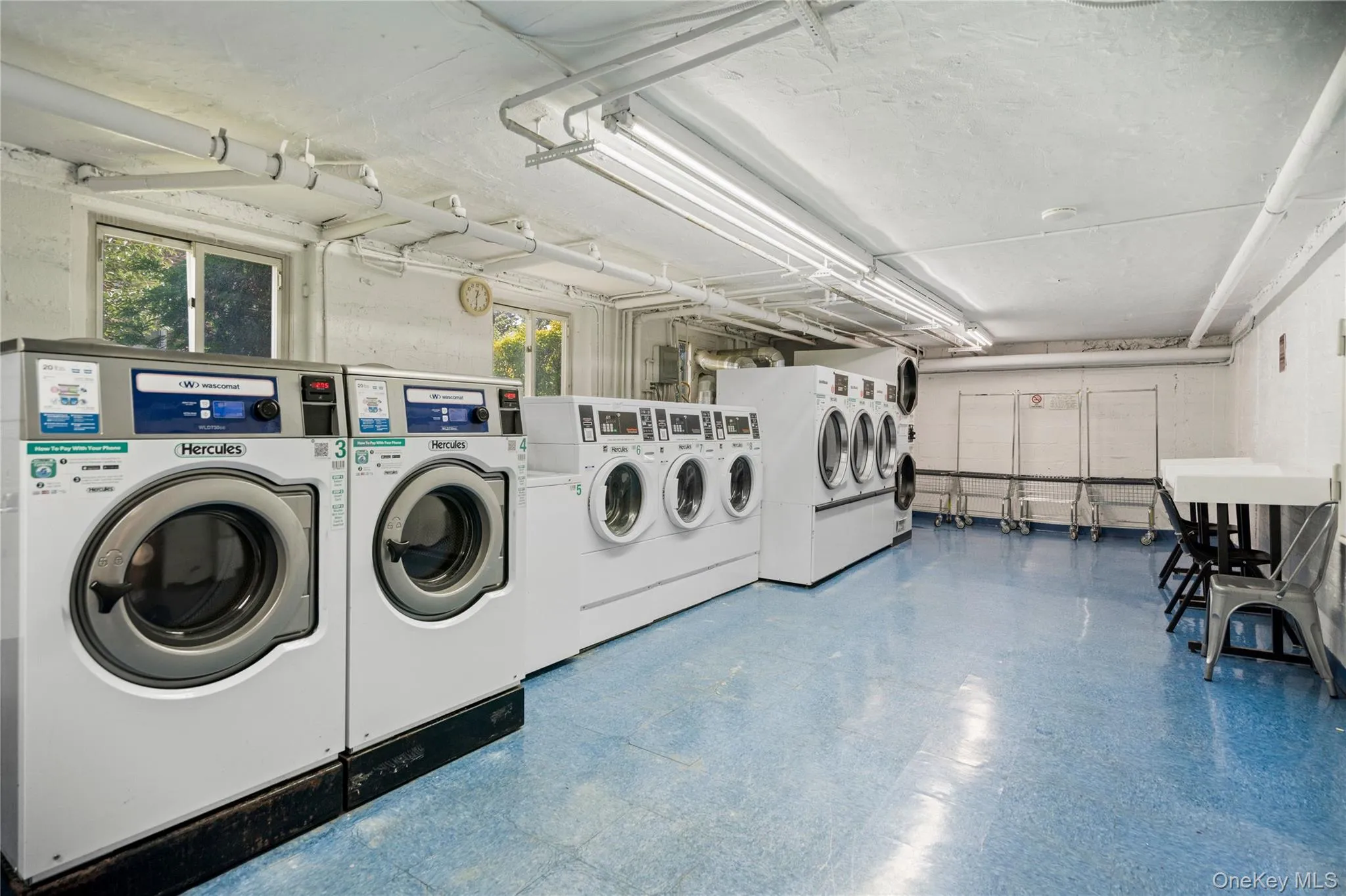 Shared laundry room Shared laundry room