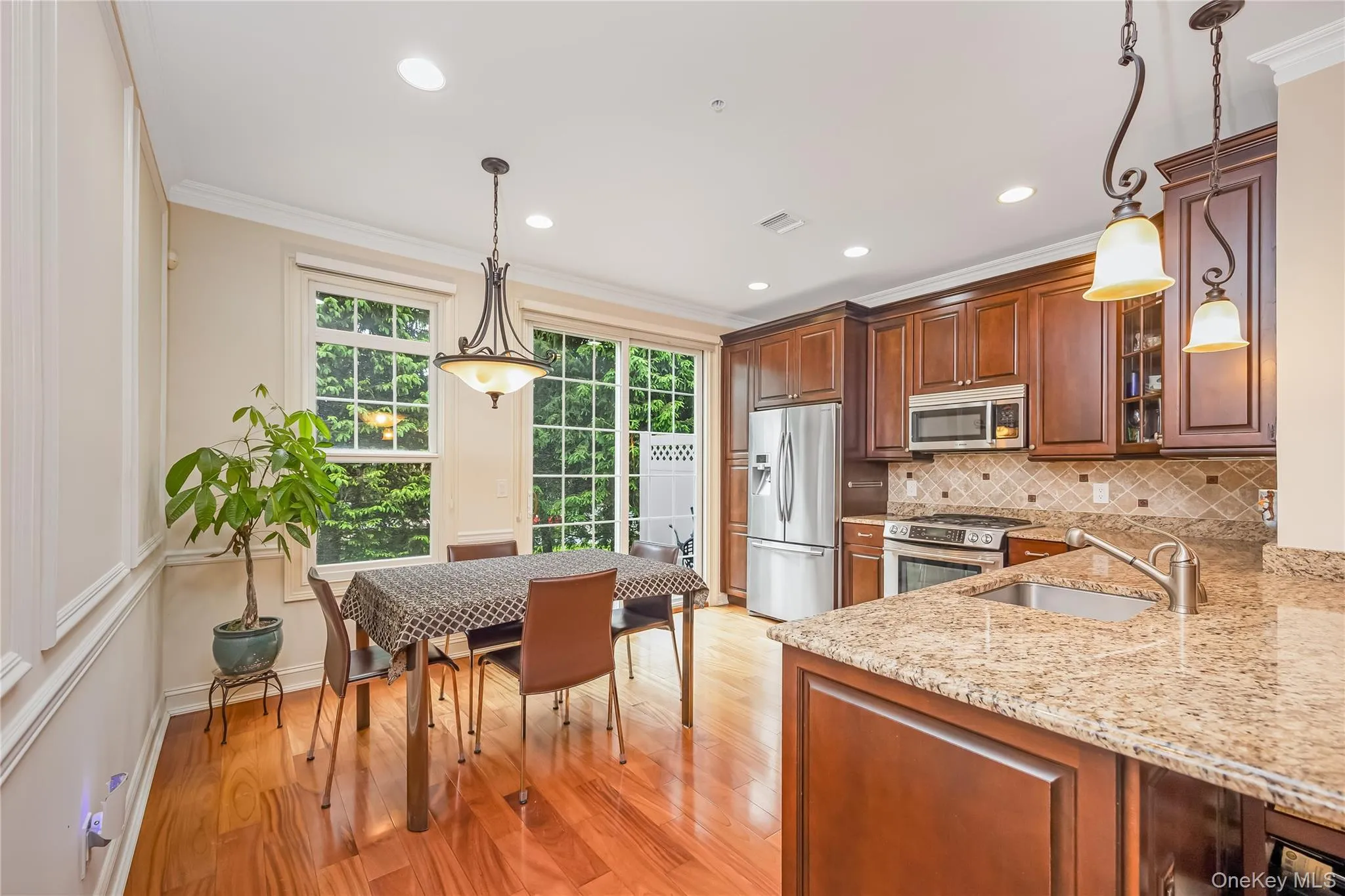EIK with wood cabinets, granite counter tops, ss appliances and sliders to the private patio EIK with wood cabinets, granite counter tops, ss appliances and sliders to the private patio