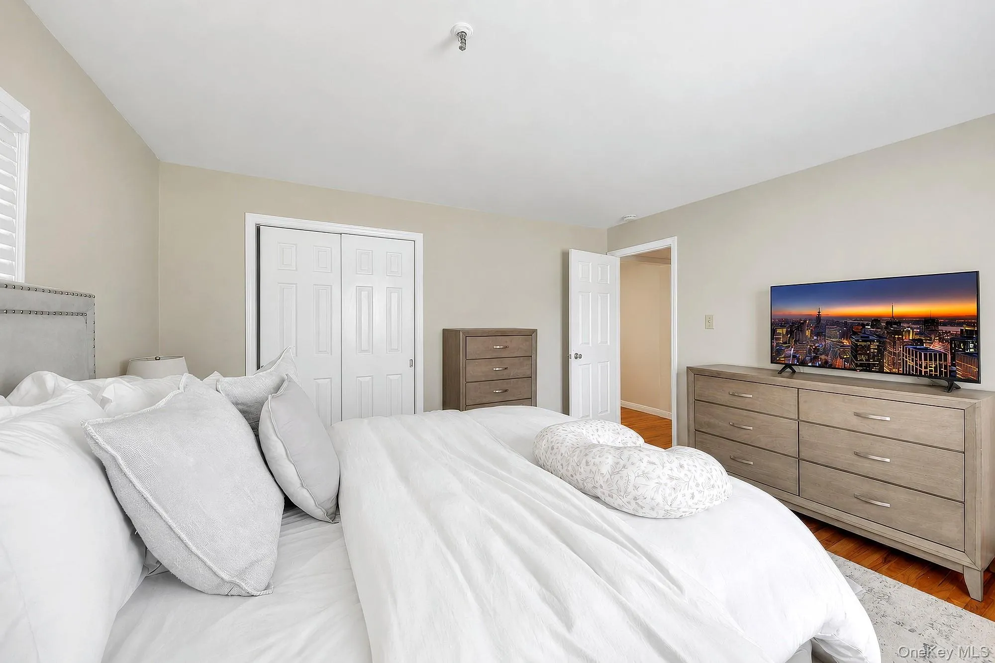 Large primary bedroom with two exposures, large closet, hardwood floors and en-suite bathroom Large primary bedroom with two exposures, large closet, hardwood floors and en-suite bathroom