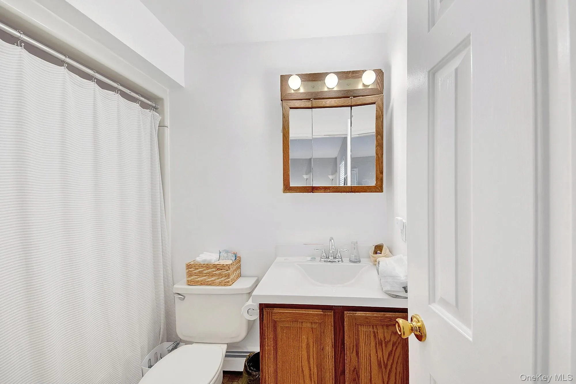 En-suite bathroom with a tub En-suite bathroom with a tub