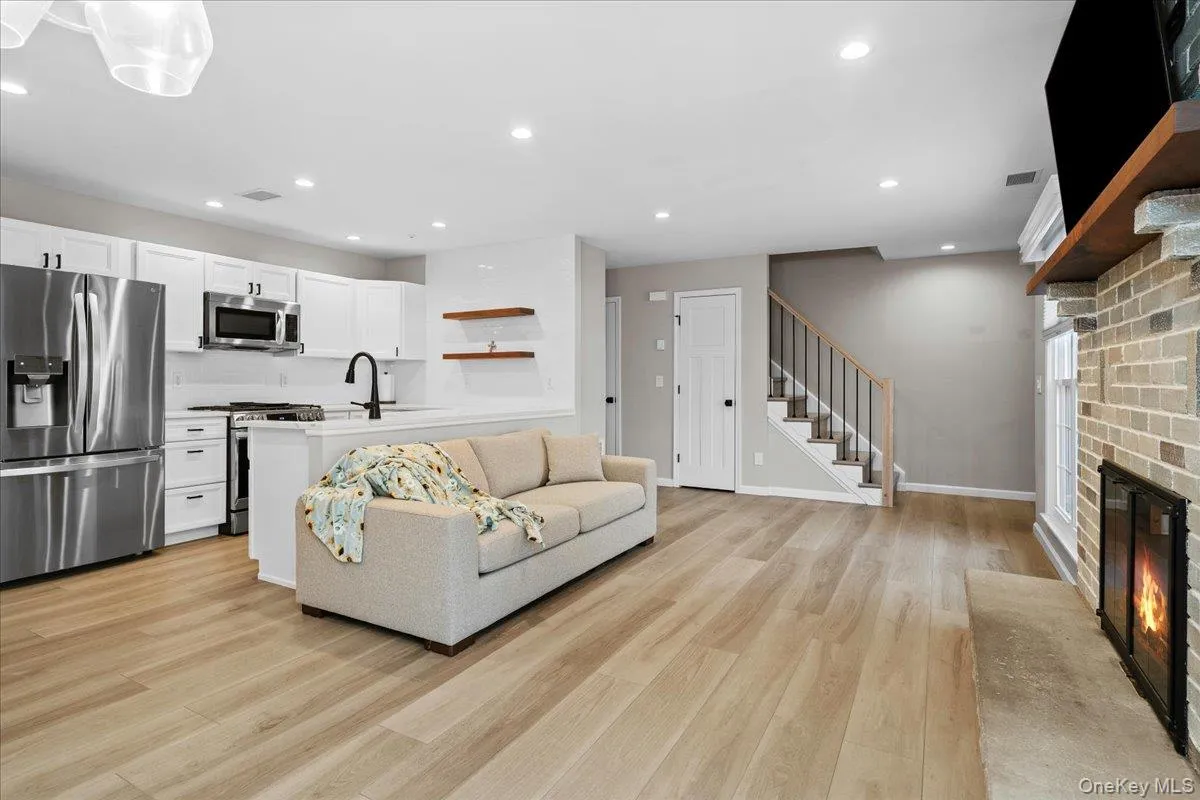 56 The Rise, Warwick (town), NY, 2 Bedrooms Bedrooms, 5 Rooms Rooms,1 BathroomBathrooms,Residential Lease,For Rent,The Rise,0,1003726 56 The Rise, Warwick (town), NY, 2 Bedrooms Bedrooms, 5 Rooms Rooms,1 BathroomBathrooms,Residential Lease,For Rent,The Rise,0,1003726