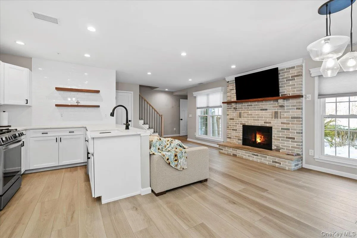 56 The Rise, Warwick (town), NY, 2 Bedrooms Bedrooms, 5 Rooms Rooms,1 BathroomBathrooms,Residential Lease,For Rent,The Rise,0,1003726 56 The Rise, Warwick (town), NY, 2 Bedrooms Bedrooms, 5 Rooms Rooms,1 BathroomBathrooms,Residential Lease,For Rent,The Rise,0,1003726