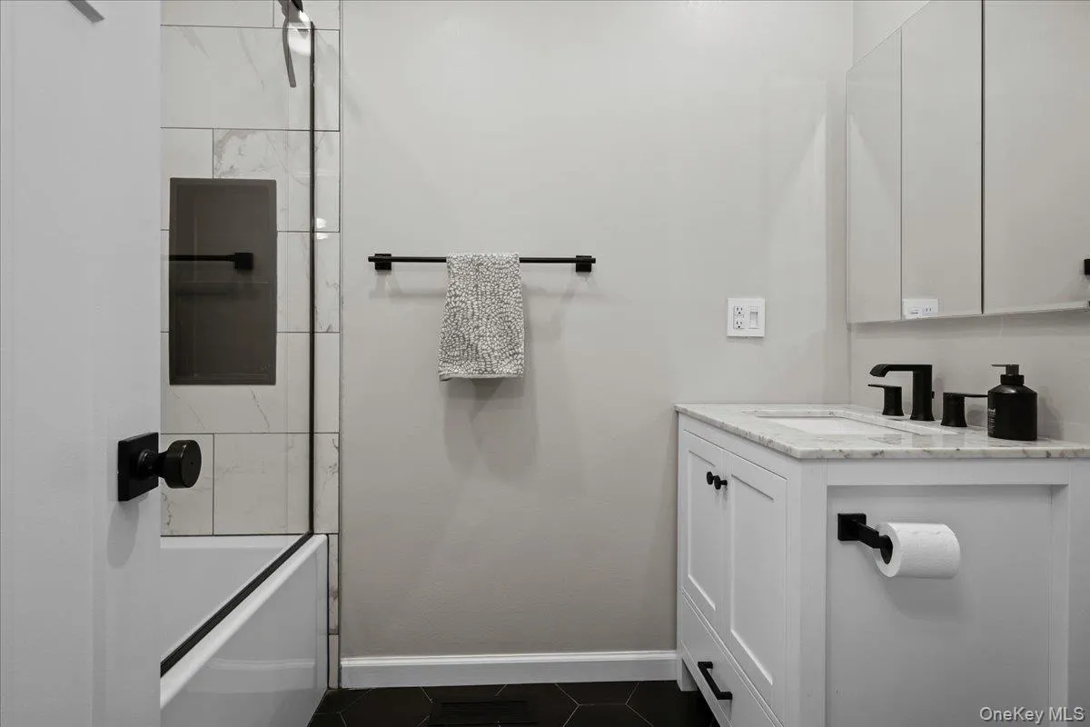 56 The Rise, Warwick (town), NY, 2 Bedrooms Bedrooms, 5 Rooms Rooms,1 BathroomBathrooms,Residential Lease,For Rent,The Rise,0,1003726 56 The Rise, Warwick (town), NY, 2 Bedrooms Bedrooms, 5 Rooms Rooms,1 BathroomBathrooms,Residential Lease,For Rent,The Rise,0,1003726