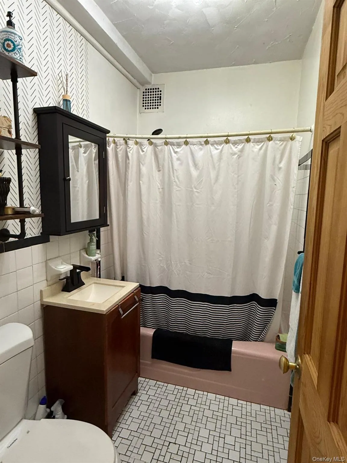 6291 Broadway, New York, NY, 2 Rooms Rooms,1 BathroomBathrooms,Residential,For Rent,Broadway,0,1003734 6291 Broadway, New York, NY, 2 Rooms Rooms,1 BathroomBathrooms,Residential,For Rent,Broadway,0,1003734
