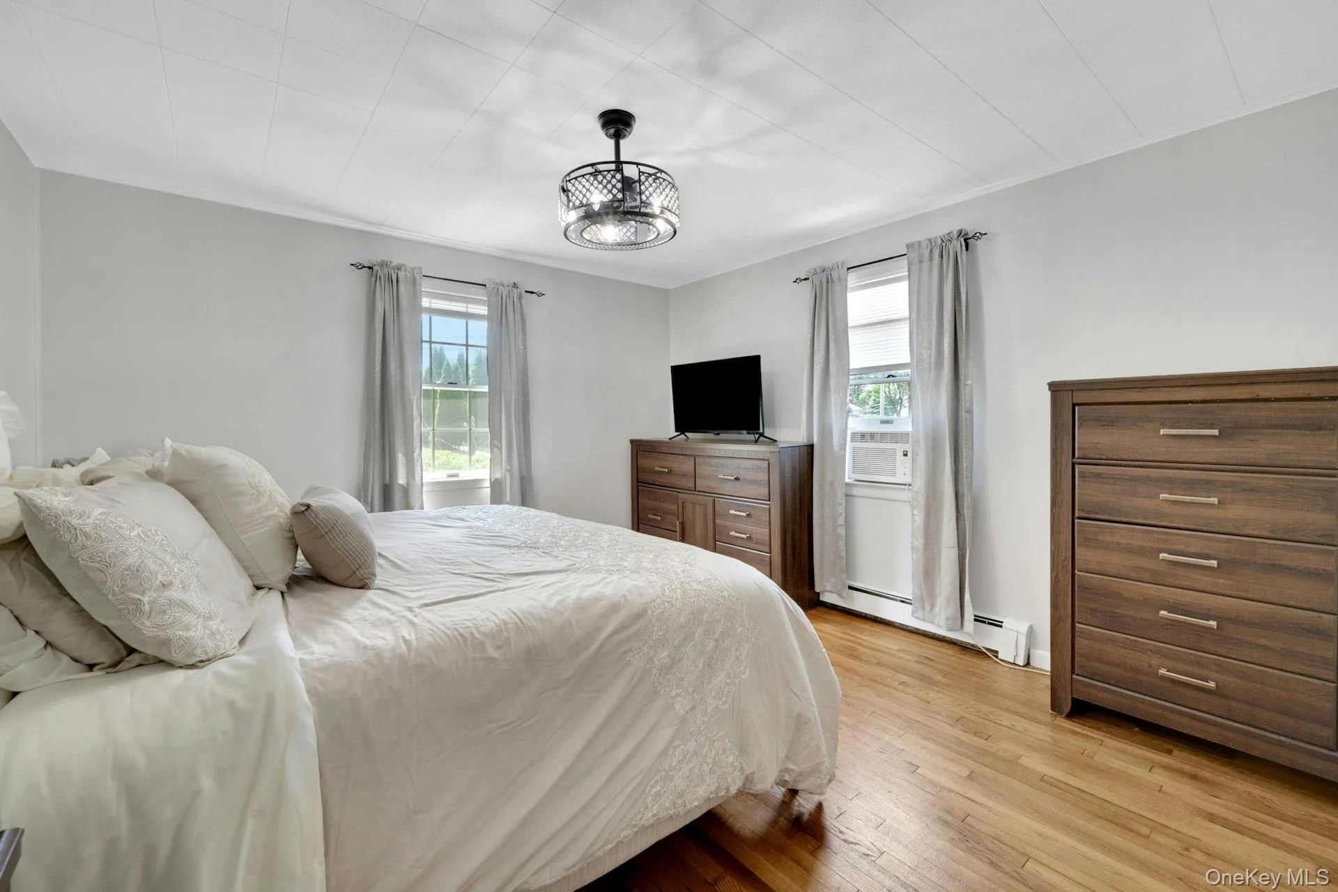 Large bedroom with Southwestern Exposures Large bedroom with Southwestern Exposures