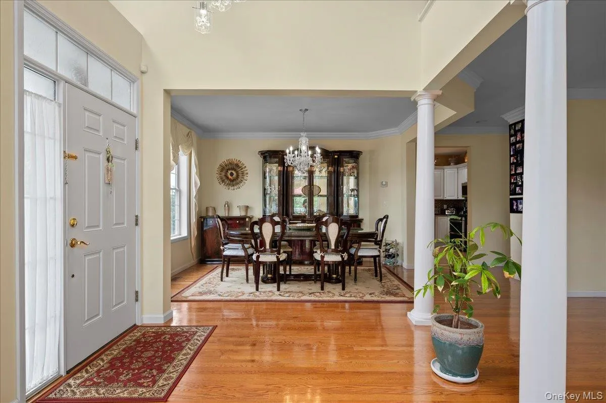 Large foyer entrance to greet your guests. Large foyer entrance to greet your guests.