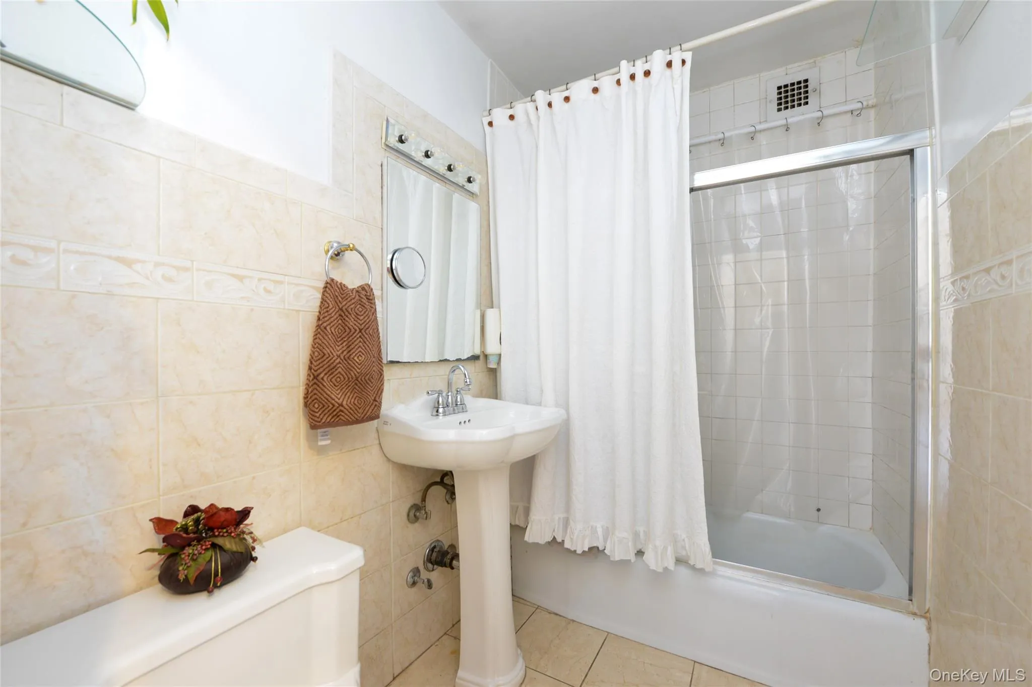 61-20 Grand Central, New York, NY, 3 Bedrooms Bedrooms, 6 Rooms Rooms,1 BathroomBathrooms,Residential,For Rent,Grand Central,0,1003755 61-20 Grand Central, New York, NY, 3 Bedrooms Bedrooms, 6 Rooms Rooms,1 BathroomBathrooms,Residential,For Rent,Grand Central,0,1003755