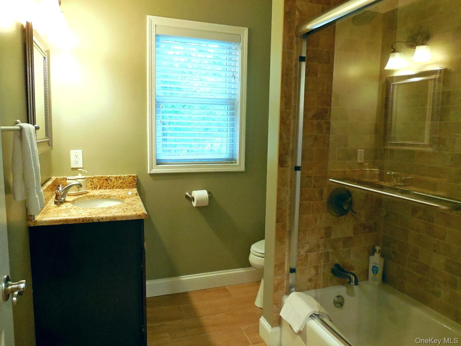 Main level full bath, hardwood floors, tile tub enclosure, granit vanity top. Main level full bath, hardwood floors, tile tub enclosure, granit vanity top.