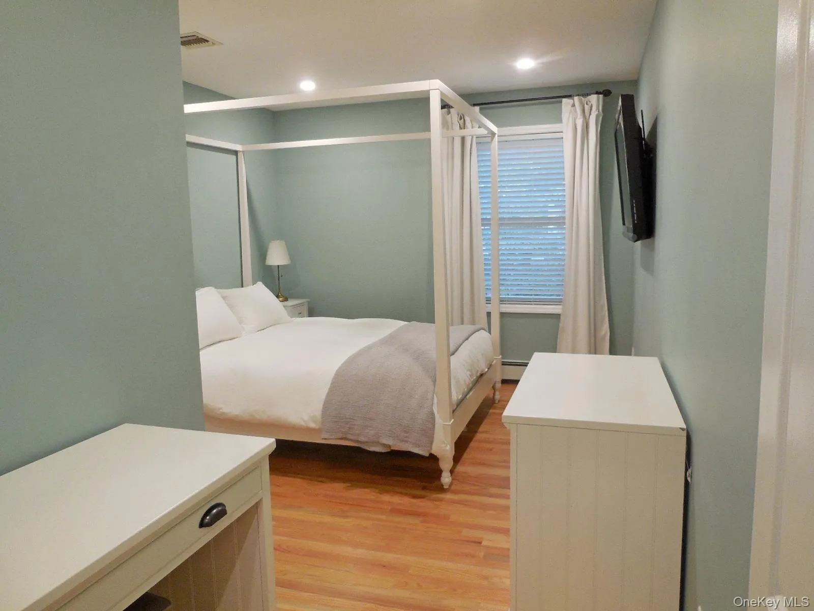 Bedrm w hardwood floors and double door closet. Bedrm w hardwood floors and double door closet.