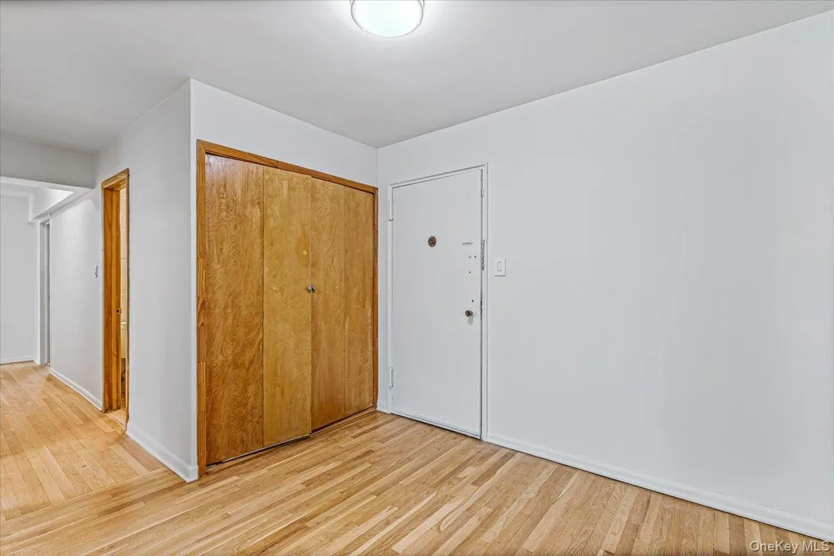 Large Entrance Foyer Large Entrance Foyer