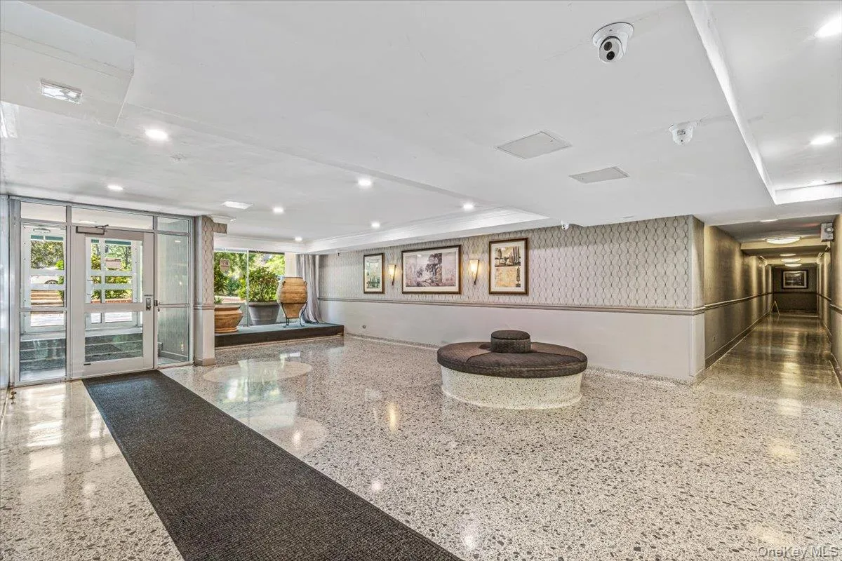 Well maintained lobby Well maintained lobby