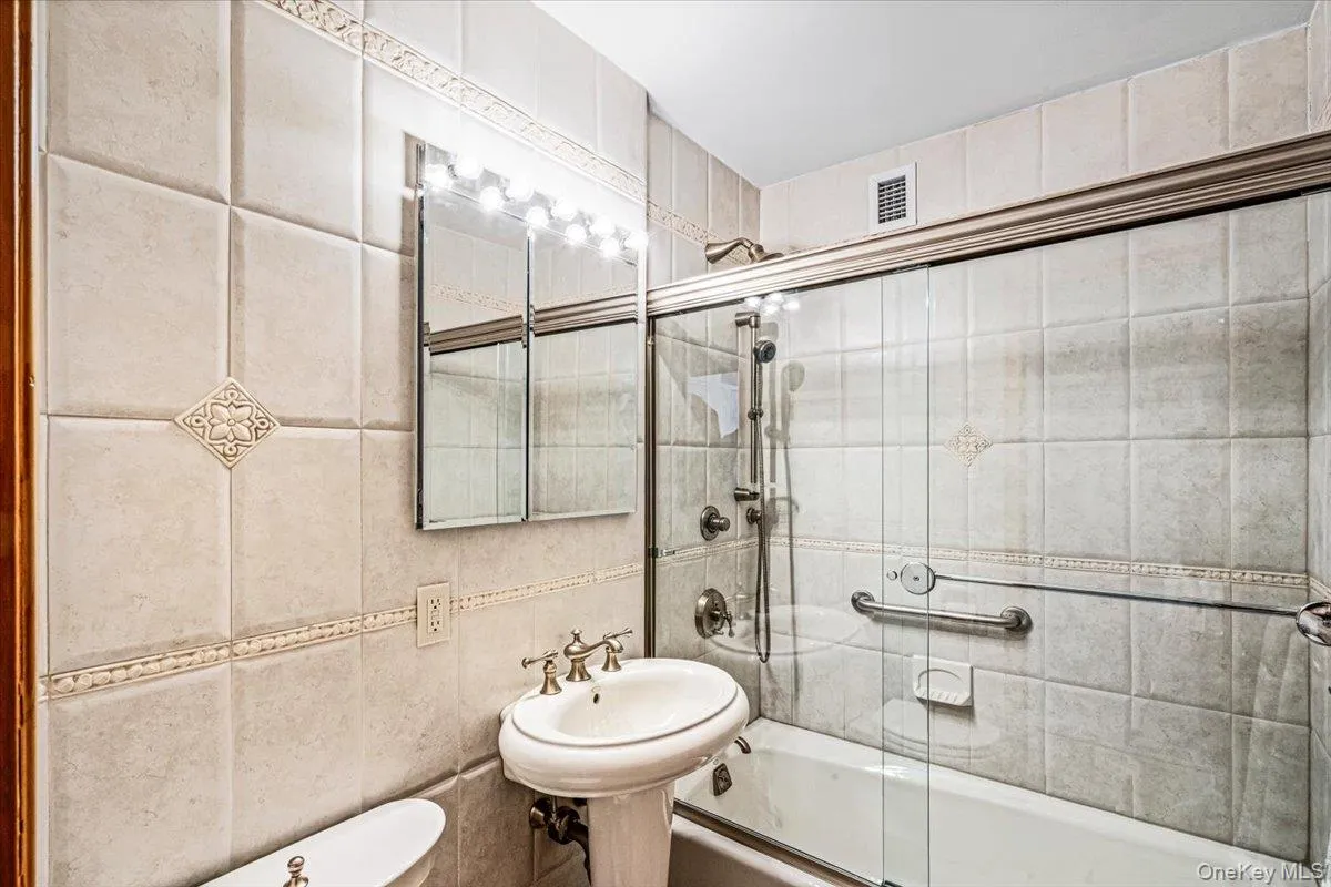 Guest Bathroom Guest Bathroom