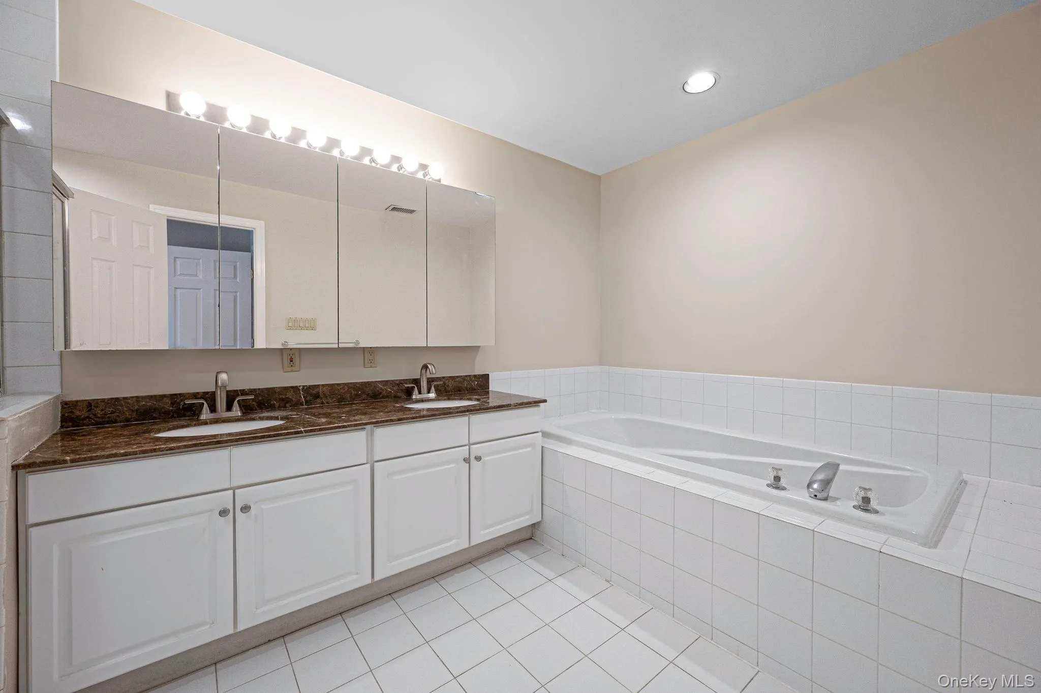 19 The Circle, Oyster Bay, NY, 2 Bedrooms Bedrooms, 5 Rooms Rooms,2 BathroomsBathrooms,Residential,For Rent,The Circle,0,1003795 19 The Circle, Oyster Bay, NY, 2 Bedrooms Bedrooms, 5 Rooms Rooms,2 BathroomsBathrooms,Residential,For Rent,The Circle,0,1003795