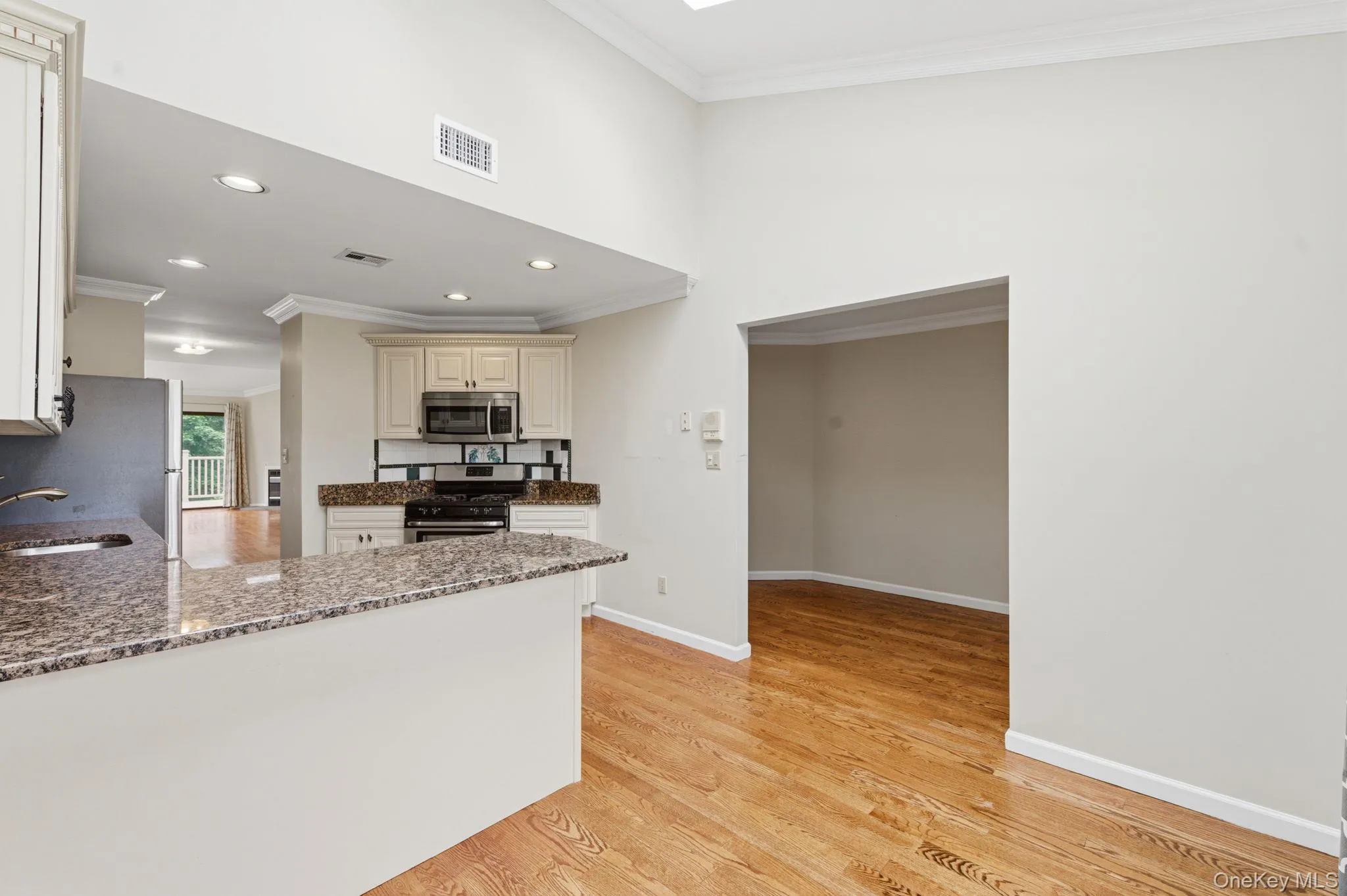 19 The Circle, Oyster Bay, NY, 2 Bedrooms Bedrooms, 5 Rooms Rooms,2 BathroomsBathrooms,Residential,For Rent,The Circle,0,1003795 19 The Circle, Oyster Bay, NY, 2 Bedrooms Bedrooms, 5 Rooms Rooms,2 BathroomsBathrooms,Residential,For Rent,The Circle,0,1003795