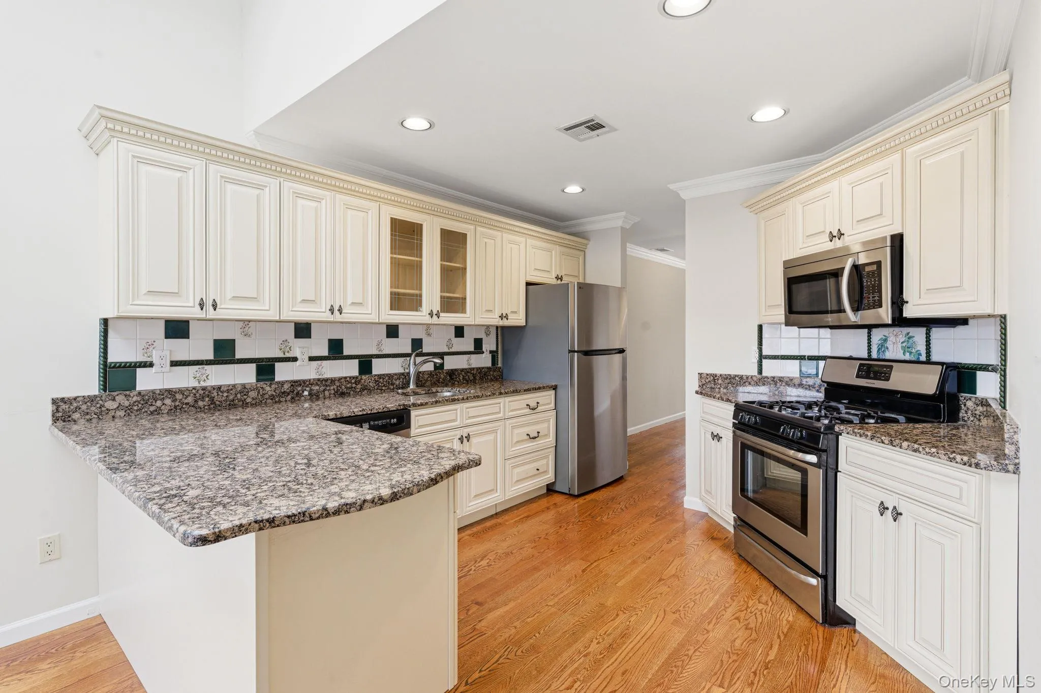19 The Circle, Oyster Bay, NY, 2 Bedrooms Bedrooms, 5 Rooms Rooms,2 BathroomsBathrooms,Residential,For Rent,The Circle,0,1003795 19 The Circle, Oyster Bay, NY, 2 Bedrooms Bedrooms, 5 Rooms Rooms,2 BathroomsBathrooms,Residential,For Rent,The Circle,0,1003795